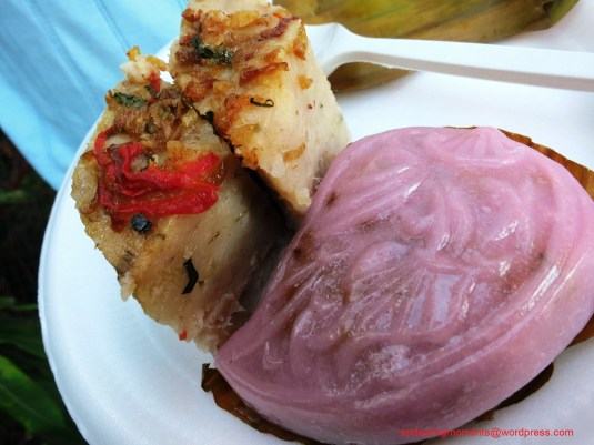 Wan Tor Kuih aka 弯陀糕(the purplish one in front) is a vey traditional Chinese delicacy.It is made of a glutionous rice flour outer skin,usually seasoned with yam; and a filling of stir fried glutionus rice,mushrooms,dried shrimps,spring onions,minced pork and red bean paste. Yam cake or Wu Tao Gou 芋头糕(the one at the back) is another must have.It is basically rice flour and yam cubes steamed,garnished  with dried shrimps,fried onions and chilies. We have more than we should.